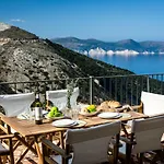 Myrtos Bay * Anomeriá