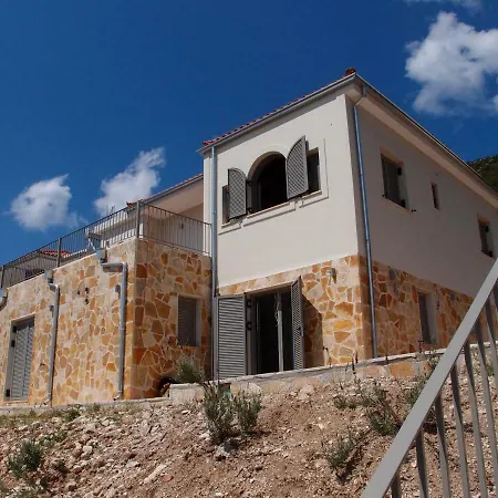 Myrtos Bay Anomeriá